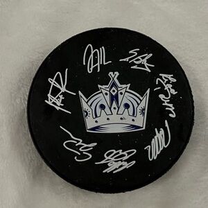 Signed kings Hockey putt
